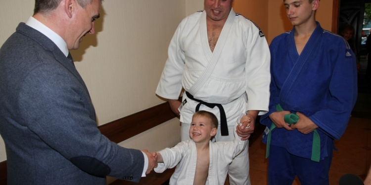 Мэр Николаева пообещал родителям детей, занимающимся в спортклубе «Космос», что зал никто не отберет