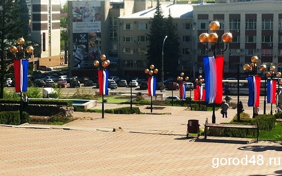 “Набухаются и не заметят”, – в Липецке перепутали цвета флага РФ