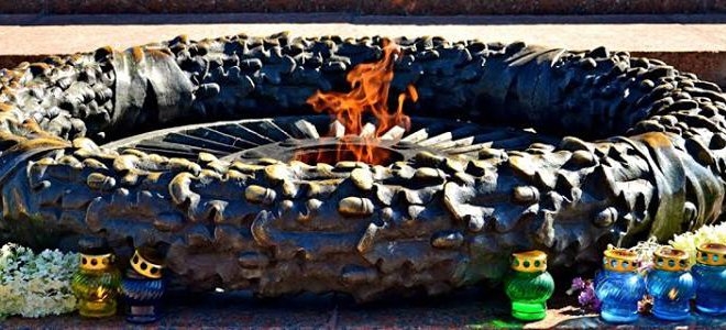 В России задержали прикуривших от Вечного огня девушек