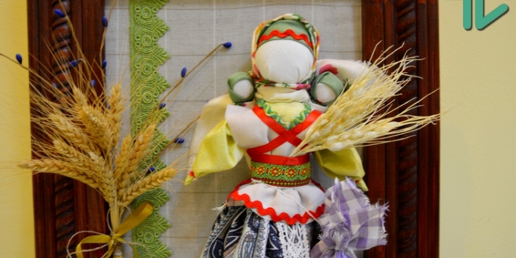 «Новые имена Николаевщины»: в краеведческом музее открылась персональная выставка кукол-мотанок Ольги Костюк