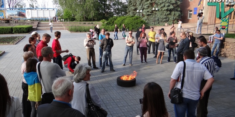 В Николаеве под ОГА зажгли шины – в знак протеста против бездействия губернатора