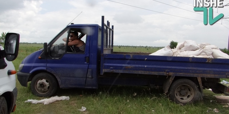 Пока весь город не будет окружен свалками: на выезде из Николаева активисты поймали очередного мусорщика-нелегала