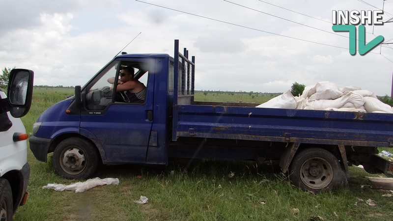 Пока весь город не будет окружен свалками: на выезде из Николаева активисты поймали очередного мусорщика-нелегала 11