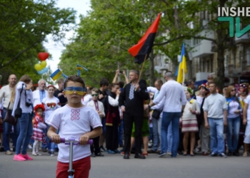 «Разом нас багато»: больше тысячи николаевцев вышли на мегамарш вышиванок