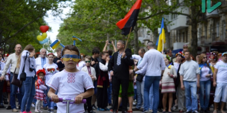 «Разом нас багато»: больше тысячи николаевцев вышли на мегамарш вышиванок