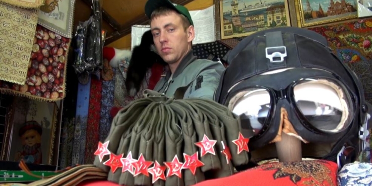 Ползунки-гимнастерки, “трагические” тапочки и кокошники из георгиевских лент. Победная распродажа в РФ