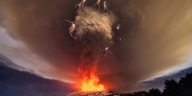 В Италии началось извержение самого большого вулкана в Европе