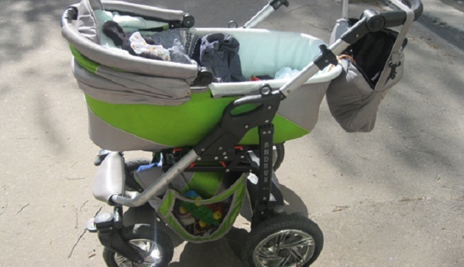 Девушка спрятала “Шмайсер” и гранату в коляске с ребенком