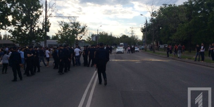 В Одессе конфликт вьетнамцев с налоговиками: силовики открыли огонь, вьетнамцы идут к Саакашвили