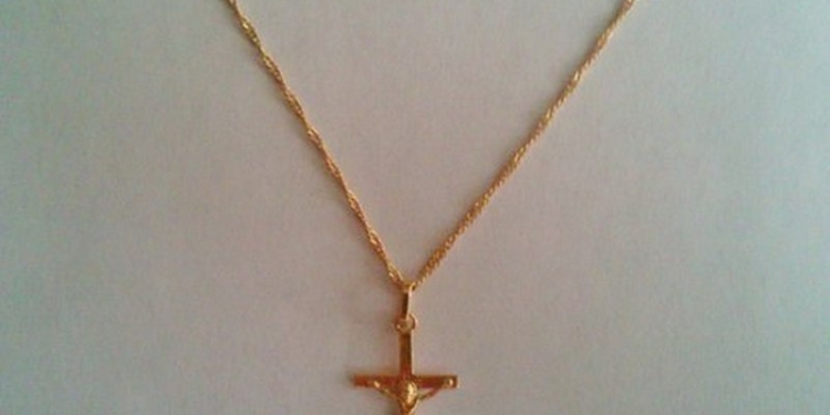 В Южноукраинске средь бела дня грабитель сорвал с 61-летней женщины золотую цепочку с крестиком