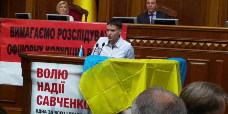 Савченко сняла свой портрет с трибуны Верховной Рады