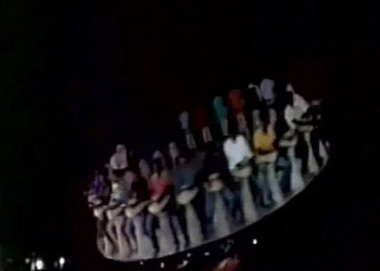 В индийском парке рухнул аттракцион с людьми