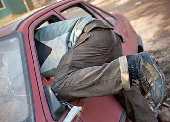 Вору хватило 10 минут, чтобы обчистить автомобиль в центре Николаева