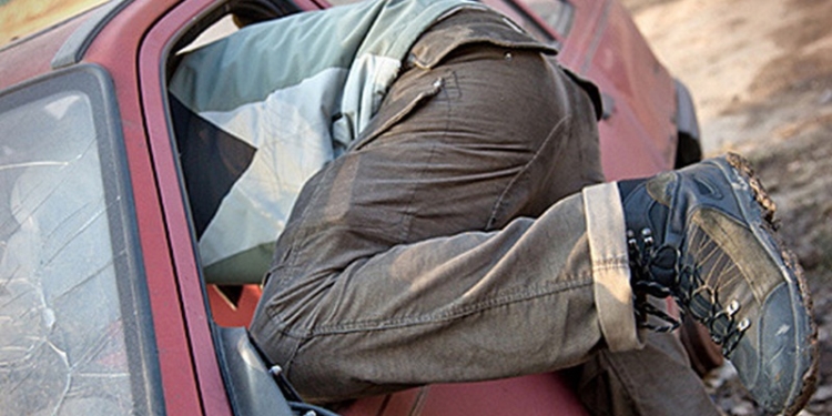 Вору хватило 10 минут, чтобы обчистить автомобиль в центре Николаева