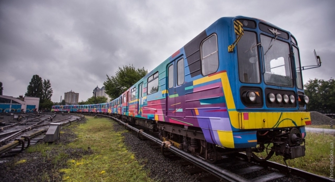 Испанский художник разрисовал электричку киевского метро