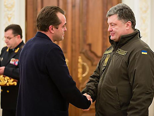 Порошенко доволен работой всего волонтерского десанта Минобороны и своего советника Бирюкова