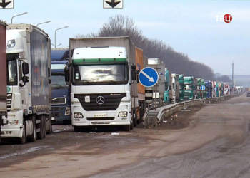 Десятки грузовиков перекрыли трассу Киев-Одесса: протестуют против весового контроля