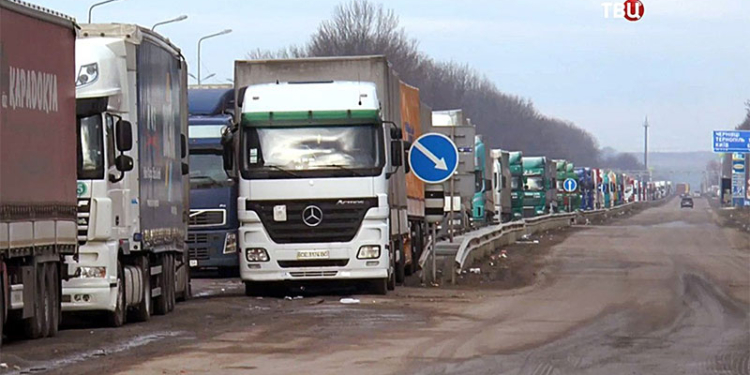 Десятки грузовиков перекрыли трассу Киев-Одесса: протестуют против весового контроля