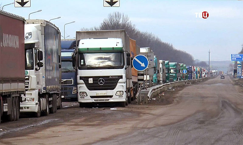 Десятки грузовиков перекрыли трассу Киев-Одесса: протестуют против весового контроля 1