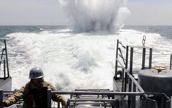 Южная Корея открыла предупредительный огонь по судам КНДР