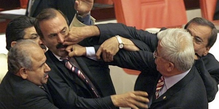 Нашим есть куда расти: массовая драка в турецком парламенте