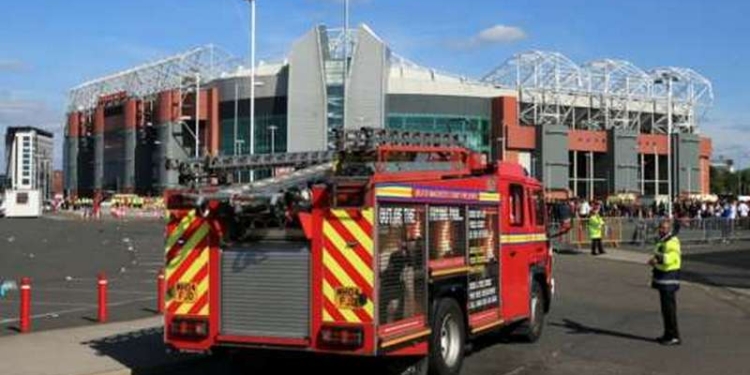 Матч чемпионата Англии по футболу перенесли из-за обнаружения взрывчатки на одном из секторов стадиона