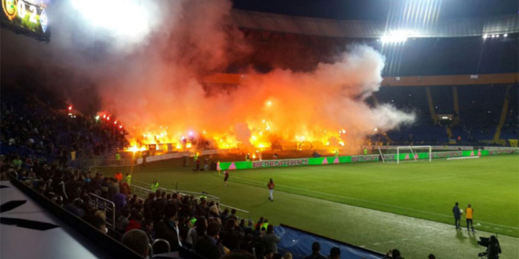 На матче “Металлист” – “Динамо” болельщики забросали поле файерами. Но харьковчанам это не помогло