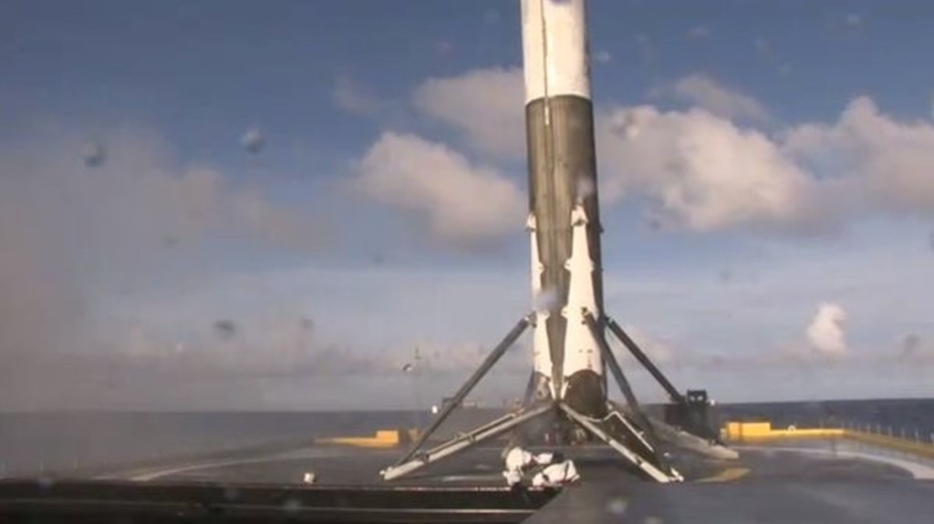Илон Маск показал новое видео запуска ракеты Falcon Heavy 1