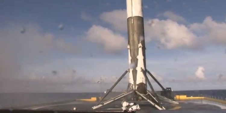 Первая ступень ракеты Falcon 9 в третий раз успешно приземлилась на морскую платформу