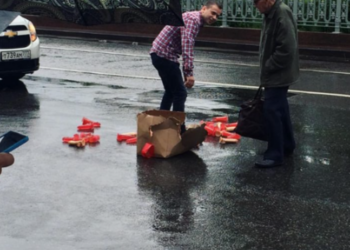 В Москве десятки рассыпанных на дороге фаллоимитаторов вызвали затор