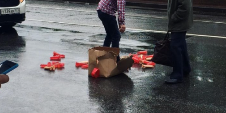 В Москве десятки рассыпанных на дороге фаллоимитаторов вызвали затор