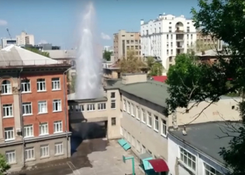 Фонтан над школой: из прорванной трубы бьет фонтан выше пятого этажа
