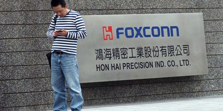 Тайваньская компания Foxconn заменила роботами 60 тысяч работников
