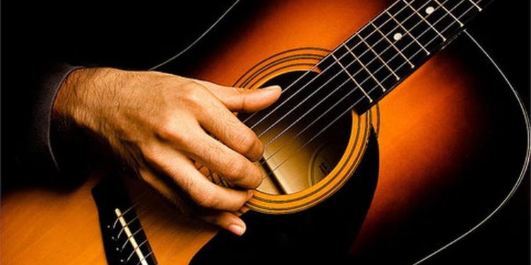 Хотелось музыки? В Николаеве трое мужчин средних лет отобрали у 18-летнего гитару