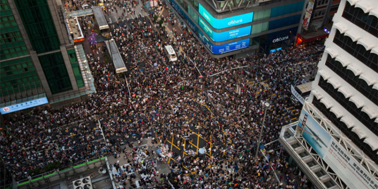 В Гонконге перед приездом крупного китайского чиновника брусчатку залили клеем