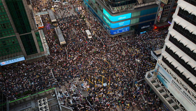 В Гонконге в ходе протестов полицейского ранили стрелой 1