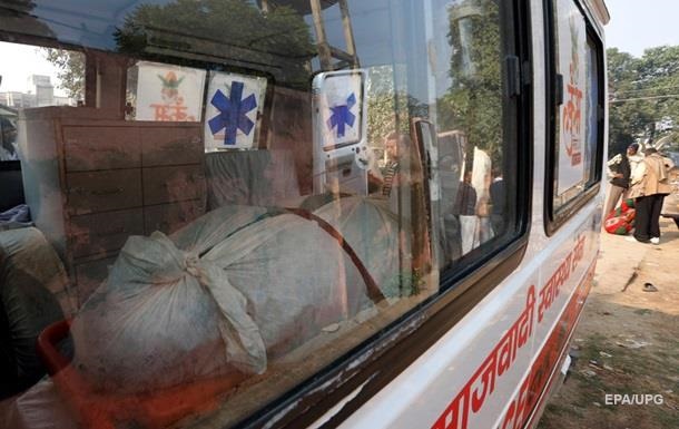 В Индии автобус с людьми смыло в реку. Погибло 9 человек 1