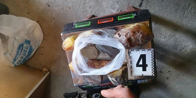 Янтарные реки не мелеют: СБУ изъяла 190 кг янтаря у жителя Ровенской области