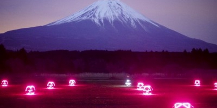 В Японии провели “небесный балет” дронов у горы Фудзи