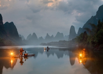 Дорога на работу. Китаец каждый день “пешком” переправляется через реку