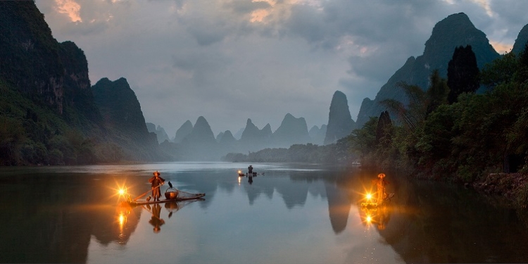 Дорога на работу. Китаец каждый день “пешком” переправляется через реку