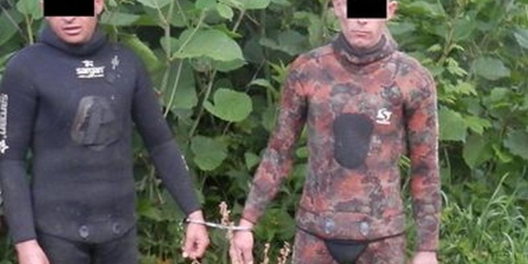 Контрабандисты сигарет ушли под воду