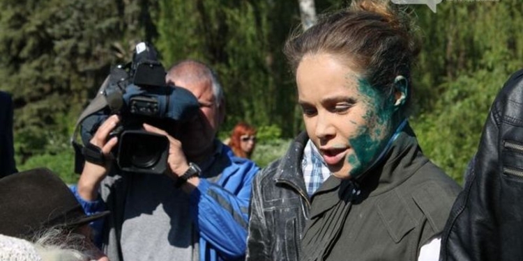 Наталью Королевскую в Славянске облили зеленкой и закидали яйцами (ОБНОВЛЕНО)