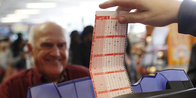 В США продавец магазина украл лотерейные билеты на сумму в 107 тысяч долларов