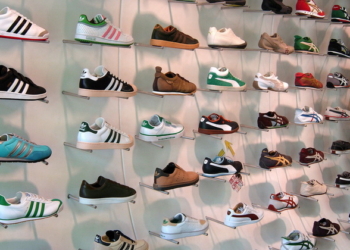 В Николаеве продавщица обувного магазина задержала грабителя