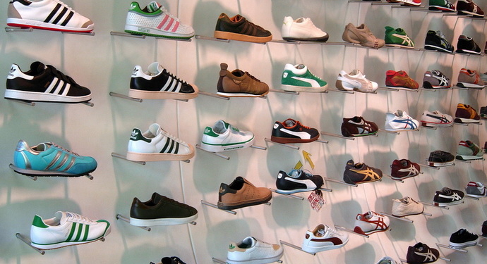 В Николаеве продавщица обувного магазина задержала грабителя