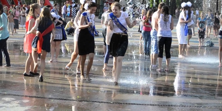 Мэр Днепра разрешил выпускникам купаться в фонтанах