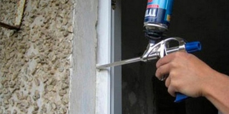 В Новокузнецке коллекторы залили дверь должницы монтажной пеной