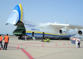 Украинский Ан-225 «Мрия», самый большой в мире транспортный самолет, отправился в Австралию. Там его встретят 50 тысяч аборигенов