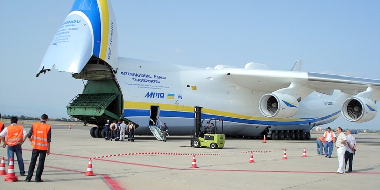 Украинский Ан-225 «Мрия», самый большой в мире транспортный самолет, отправился в Австралию. Там его встретят 50 тысяч аборигенов
